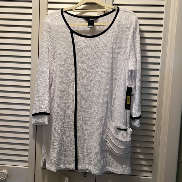 ALI MILES. WHITE with black trim tunic top. Crinkle fabric SPRING. Size small. - Picture 2 of 8